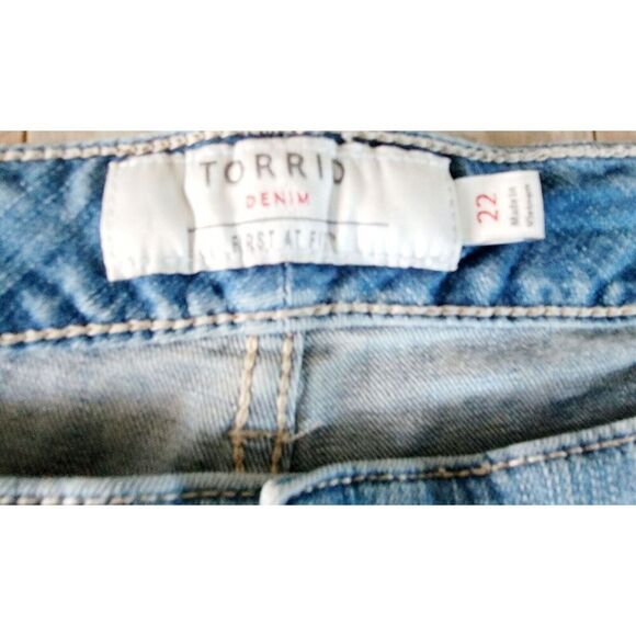 Torrid 22 Women's Jean Shorts Acid Wash Distress Stretch‎ Pockets Button Zip - Picture 4 of 8